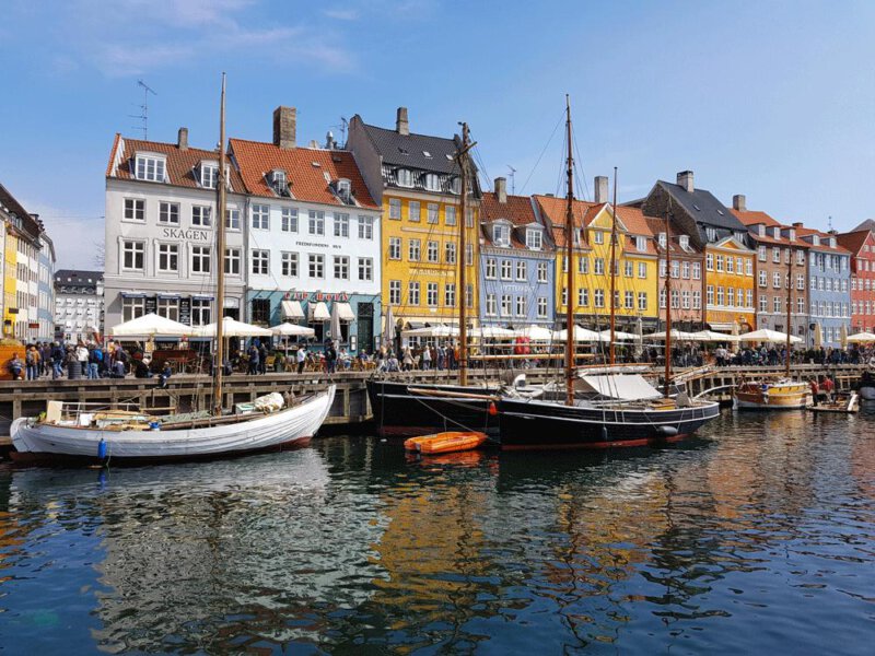 Het-kleurrijke-Nyhavn-in-Kopenhagen