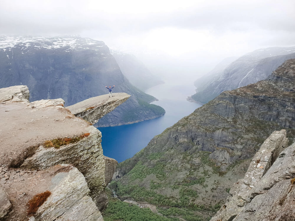 Bovenop de Trolltunga in Noorwegen