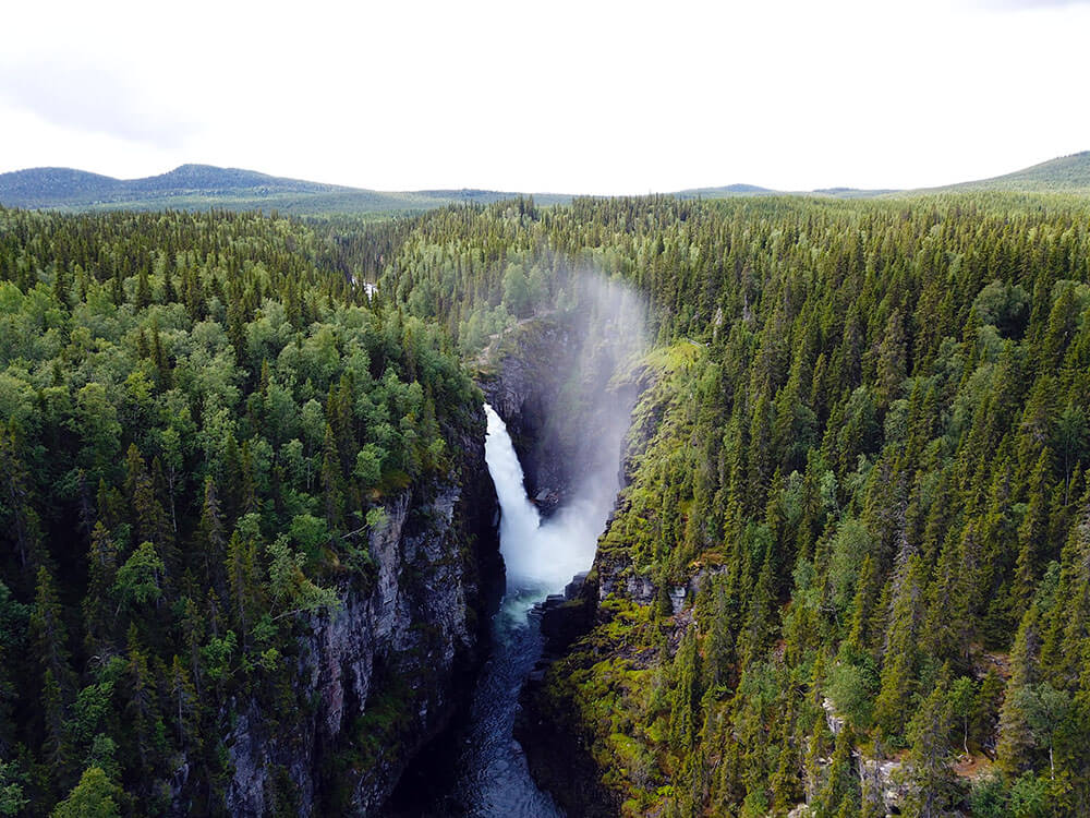 Hällingsåfallet waterval Vildmarksvägen Zweden