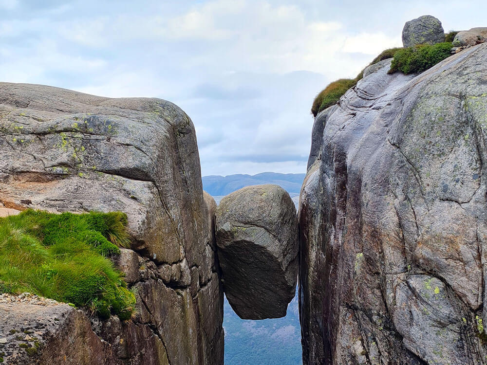 Kjeragbolten hike Noorwegen met uitzicht op het Lysefjord